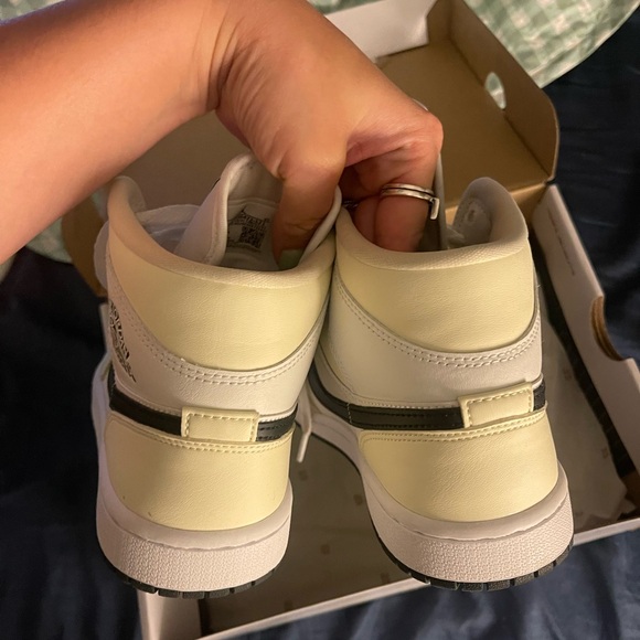 Woman Jordan 1 Coconut Milk Size 6 - Picture 5 of 6